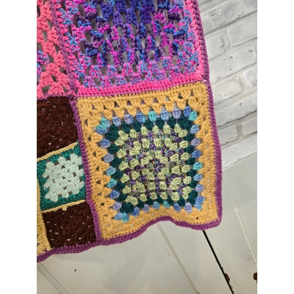 VTG Granny Square Afghan Baby Blanket Throw White‎ Multicolor Grannycore 23x40